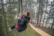 Unsere Reporterin Fabienne Mühlemann absolviert eine Fahrt auf dem «Dragon Glider». (Bild: Pius Amrein, Fräkmüntegg, 6. Juni 2019)