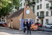 Tamara Renner, Co-Präsidentin des Vereins Vicino, und Stadtrat Martin Merki vor dem provisorischen Vicino-Pavillon im Bleichergärtli in der Neustadt. Bild: Nadia Schärli (Luzern, 6. Mai 2019)