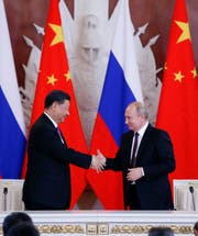 Chinas Präsident Xi Jinping (links) besucht dieser Tage das Internationale Wirtschaftsforum in St. Petersburg. Dort befördern er und der russische Präsident Wladimir Putin ihre immer enger werdende Verbindung. (Bild: Alexander Zemlianichenko/AP (5. Juni 2019))