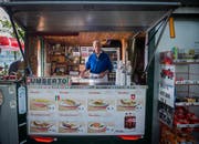 Bald muss Umberto Argenio seinen Stand abbauen. (Bild: Boris Bürgisser, 24. Mai 2019).
