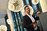 Gianni Jetzer kuratiert in Basel, lebt in New York und fährt dort mit dem Velo zu den Galerien. (Bild: Juri Junkov)
