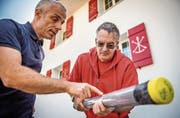 Flavio Anselmetti, Geologe der Universität Bern, begutachtet mit Urs Leuzinger, Archäologe beim Kanton Thurgau, ein Rohr, mit dem Bodenproben vom Grund des Bodensees genommen wurden. (Bild: Reto Martin)