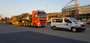 Eine private Firma begleitet einen Ausnahmetransport durch den Kanton Zug. (Bild: PD)