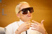 Die Luzerner Rapperin mit kosovarischen Wurzeln in ihrer weissen Weste an der Pressekonferenz zum 700'000-Franken-Betrugsvorwurf in ihrer Herkunftsstadt Pristina. (Bild: Valdrin Xhemaj/EPA)