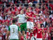 Kopfball-Spezialisten am Werk: Irland und Dänemark trennten sich in Kopenhagen 1:1 (Bild: KEYSTONE/EPA RITZAU SCANPIX/LISELOTTE SABROE)