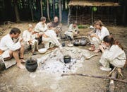 Zwei Familien lebten im Sommer 2007 als Pfahlbauer im Hinderriet bei Pfyn. (Bild: PD)