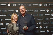 Peter Stutz freut sich mit seiner Frau Esthi über den Special Award. (Bild: PD)