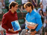 In Paris zog Roger Federer gegen Rafael Nadal bislang immer den Kürzeren - wie hier im Final von 2011 (Bild: KEYSTONE/AP/Lionel Cironneau)