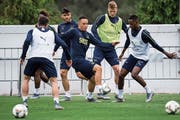 Noah Okafor (Mitte) und Edimilson Fernandes (rechts) trainieren mit der Schweizer Nationalmannschaft und sind nah dran, zu einem Ernsteinsatz zu gelangen. (Bild: Jean-Christophe Bott/Keystone ()