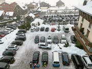 Voller Gemeindeparkplatz an einem schönen Winterwochenende. (Bild: PD, Emmetten, 2. Februar 2019)