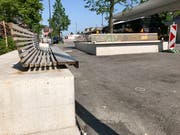 Die neuen Bänkli beim Flawiler Bahnhof stehen in der Kritik. (Bild: Andrea Häusler)