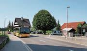 Ein Postauto fährt durch den Weiler Breiten. Eine Haltebucht gibt es nur auf der einen Seite. (Bild: Stefan Kaiser, Rotkreuz, 4. Juni 2019)