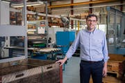 Marco Corvi in seiner neu erworbenen Produktionshalle in Stans. (Bild: Boris Bürgisser, 4. Juni 2019)