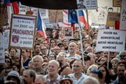 Der Druck auf Regierungschef Babiš steigt: 120 000 Demonstranten haben am Dienstag auf dem Prager Wenzelsplatz erneut seinen Rücktritt gefordert. (Bild: Martin Divisek/EPA)