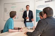 Claudius Habisreutinger, Geschäftsführer und Mitgründer von Vermando, diskutiert mit Mitarbeitern neue Ziele. (Bild: Adriana Ortiz Cardozo)