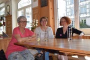 Renata Ruggli, Ronja Stahl und Mirta Sauer (v.l.) marschieren am Freitag, 14. Juni, an der Frauenstreikdemo in St. Gallen mit.