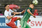 Der Luzerner Ruben Vargas (links) kann sich gegen den Slowenen Matija Rom nicht behaupten. (Bild: Walter Bieri/Keystone (Aarau, 7. Juni 2019))