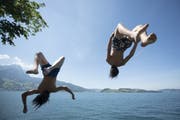Zwei Jugendliche springen bei Beckenried in den Vierwaldstättersee. (Bild: Urs Flüeler / Keystone, 17. Juni 2017)