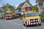 Ein Begleitfahrzeug begleitet einen Ausnahmetransport durch ein Dorf. (Bild: PD)