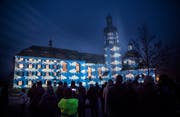 Das Kloster Fischingen mit einer Projektion des Lichtkünstlers Gerry Hofstetter im November 2018. (Bild: Andrea Stalder)