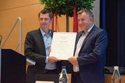 Vizepräsident Martin Gemperle (links) verabschiedete an der GV Präsident Hanspeter von Rotz.Bild: nir