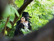 Sozialdetektive dürfen Versicherungsbezüger nicht in ihren Wohnräumen beobachten. Der Bundesrat hat am Freitag die Leitplanken für Sozialdetektive festgelegt. (Bild: KEYSTONE/GAETAN BALLY)