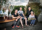 Die Söhne Daniel und Roger zu Gast im Garten ihrer Eltern Matthias und Ruth Gubler. (Bild: Andrea Stalder)