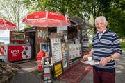 Umberto Argenio betreibt seit einem Vierteljahrhundert einen Verpflegungsstand an der Seeallee in Sempach. (Bild: Boris Bürgisser, 24. Mai 2019).