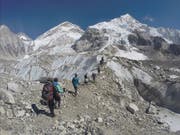 Abfall und Leichen: Sherpas haben am Mount Everest beim Müllsammeln menschliche Überreste gefunden. (Bild: KEYSTONE/AP/TASHI SHERPA)