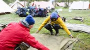 Zelt aufbauen, Zelt abbauen, und dazwischen viel erleben: Zwei Pfadfinder legen während eines Pfingstlagers übereinander. (Bild: Keystone/MANUEL LOPEZ)
