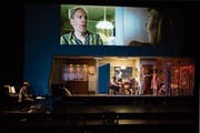 Beim Pokerabend im Wohnwagen der Kowalskis kommen Mitch (Oliver Losehand) und Blanche (Anja Tobler) einander näher. (Bild: Iko Freese)