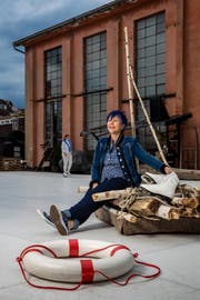 Barbara Schlumpf, Regisseurin der Luzerner Freilichtspiele, auf dem Eisfeld vor dem roten Gebäude beim EWL Areal in Luzern. (Bild: Philipp Schmidli, 7. Juni 2019)