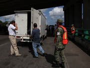 Im Kampf gegen illegale Grenzübertritte untersuchen mexikanische Beamte in Tapachula einen Lastwagen. (Bild: KEYSTONE/AP/MARCO UGARTE)