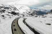 Autos fahren auf der Gotthard-Passstrasse, am Freitag, 7. Juni 2019. (Bild: KEYSTONE/Ti-Press/Samuel Golay)
