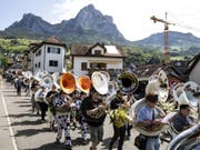 Rund 300 Sousaphon-Bläserinnen und Bläser zogen mit ihren Instrumenten von Schwyz in Richtung Brunnen. (Bild: Keystone/ALEXANDRA WEY)