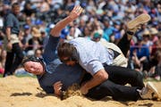 Am Oberaargauischen Schwingfest am Samstag läuft es nicht nach Wunsch: Im fünften Gang stellt Glarner (unten) mit Matthias Aeschbacher. (Bild: Peter Klaunzer/Keystone (Grafenried, 8. Juni 2019))