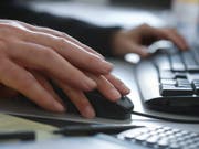 Bei einer Umfrage gaben viele Journalistinnen an, am Arbeitsplatz schon Ziel von sexueller Belästigung gewesen zu sein. (Bild: KEYSTONE/GAETAN BALLY)