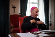 Peter Buercher, Apostolischer Administrator des Bistum Chur, aufgenommen im Bischoeflichen Schloss, am Donnerstag, 6. Juni 2019, in Chur. Peter Buercher leitet das Bistum nach dem Ruecktritt von Bischof Vitus Huonder. Er soll auch dessen Nachfolge einleiten. (KEYSTONE/Gian Ehrenzeller)