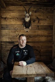 Matthias Glarner im Hotel Reuti in Hasliberg, wo er bei den Bergbahnen arbeitet. (Bild: Boris Bürgisser (Hasliberg, 17. Mai 2019))