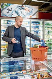 Die digitale Transformation, wie etwa das Self-Scanning im Supermarkt, ist unumgänglich, sagt Ethiker Peter G. Kirchschläger. Die Gesellschaft müsse sich jedoch besser für die Konsequenzen dieser Entwicklung rüsten. (Bild: Philipp Schmidli, Luzern, 7. Juni 2019)