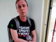 Der bekannte russische Enthüllungsjournalist Iwan Golunow (im Bild) muss in Hausarrest und darf seine Wohnung zwei Monate nicht verlassen. Er wird des Drogenhandels beschuldigt. (Bild: KEYSTONE/AP meduza.io/DMITRY DZHULAY)