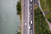 In Richtung Süden staut's, gegen Norden hat man freie Fahrt. (Bild: KEYSTONE/Sarah Ennemoser, 8. Juni 2019)