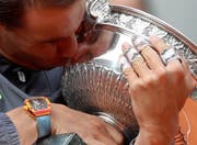 Ein überglücklicher Rafael Nadal küsst seinen wohlverdienten Pokal am French Open. (Bild: Srdjan Suki/EPA)