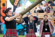 Die Appowila-Highland-Games – im Bild das Baumwerfen – dienen als Vorbild der diesjährigen Familientage des Unisports auf dem Kronberg. (Bild: Peter Käser – 6. September 2015)