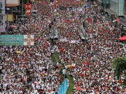 Gegen ein chinesisches Auslieferungsgesetz demonstrieren in Hongkong mehr als eine Million Menschen. Das Gesetz würde es erlauben, auf Ersuchen chinesischer Stellen Verdächtige an die Volksrepublik auszuliefern. (Bild: KEYSTONE/AP/VINCENT YU)
