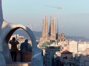 Die wohl grösste bisher unbewilligte Baustelle der Welt wird nach 137 Jahren legalisiert. Architekten, Ingenieure und Bauarbeiter dürfen dank einer offiziellen Baubewilligung nun an der unvollendeten Basilika Sagrada Familia in Barcelona endlich werkeln, ohne das Gesetz zu brechen. (Bild: KEYSTONE/AP/SANTIAGO LYON)