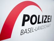 Die Behörden bittet die Bevölkerung wegen eines Brandes in Pratteln BL am Sonntag, die Fenster und Türen weiterhin geschlossen zu halten. (Bild: KEYSTONE/URS FLUEELER)