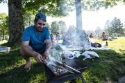 Die Ufschötti in Luzern ist ein beliebter Grillplatz – weil es keine Feuerstellen gibt, bringen Grillfreunde ihre eigenen Grills mit. (Bild: Nadia Schärli, 17. Mai 2017)