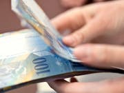 Laut Seco gibt es keine Hinweise dafür, dass sich die Zuwanderung auf die Lohnentwicklung der ansässigen Bevölkerung auswirkt. (Bild: KEYSTONE/MARTIN RUETSCHI)