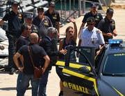 Die «Sea Watch 3»-Kapitänin Carola Rackete wird im Hafen von Porto Empedocle auf Sizilien von einem Polizeiboot in ein Auto überführt. (Bild: Guglielmo Mangiapane/Reuters, 1. Juli 2019)